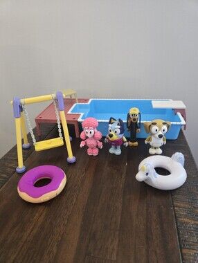 Bluey & Friends Pool Play Set